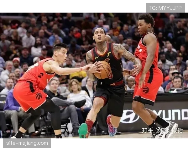 泽卡7.1分锋线支点 背身拿球为队友创造进攻空间